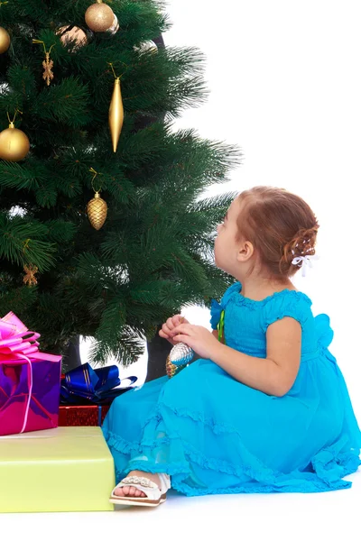 Elegant flicka nära julgranen — Stockfoto