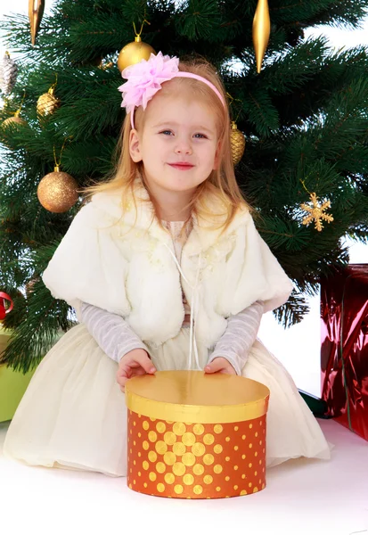 Petite fille au sapin de Noël — Photo