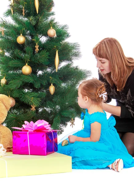 Madre e hija cerca del árbol de Navidad — Foto de Stock
