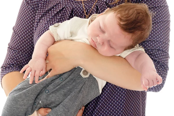 Baby auf Händen bei Mama — Stockfoto