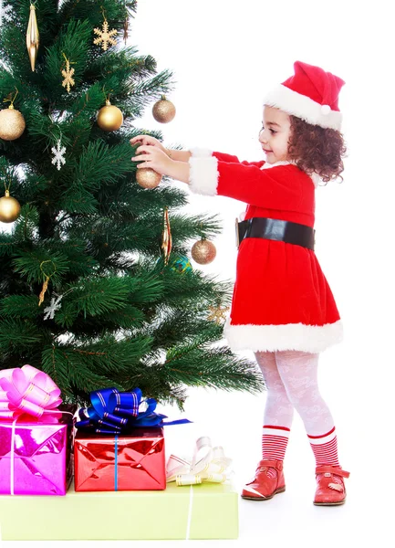 Mädchen schmückt den Weihnachtsbaum — Stockfoto