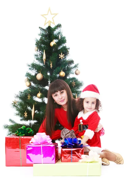 Mutter und Tochter am Weihnachtsbaum — Stockfoto