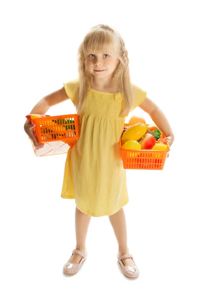 Fille avec un panier de fruits — Photo