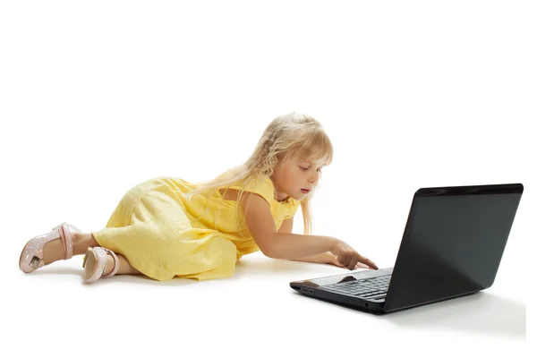 Girl sits at a laptop — Stock Photo, Image