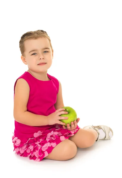 Mädchen mit Apfel in der Hand — Stockfoto