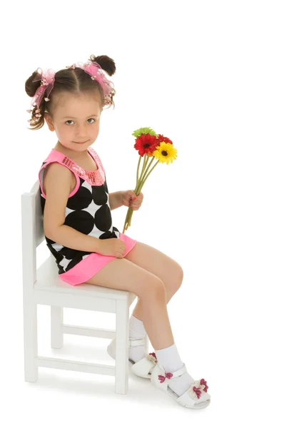 Девушка с букетом цветов — стоковое фото