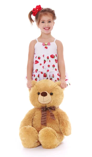 Schattig klein meisje met een teddybeer — Stockfoto