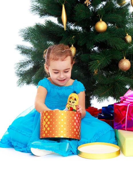 Chica elegante cerca del árbol de Navidad — Foto de Stock