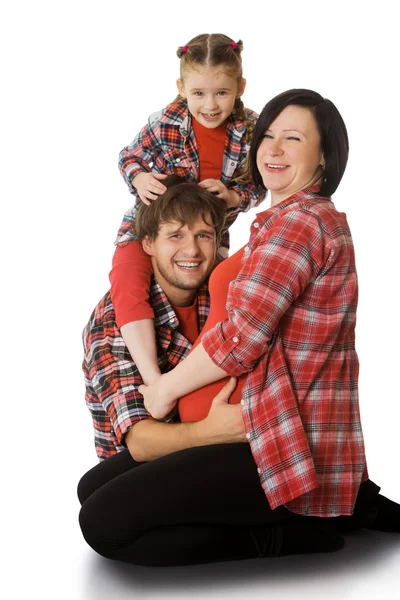 Família abraçando mãe grávida — Fotografia de Stock