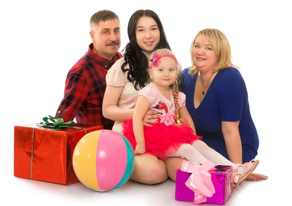 Boldog család a karácsonyfánál — Stock Fotó
