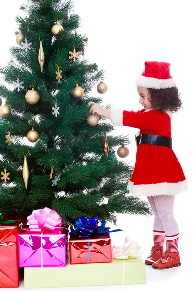 Ragazza decora l'albero di Natale — Foto Stock