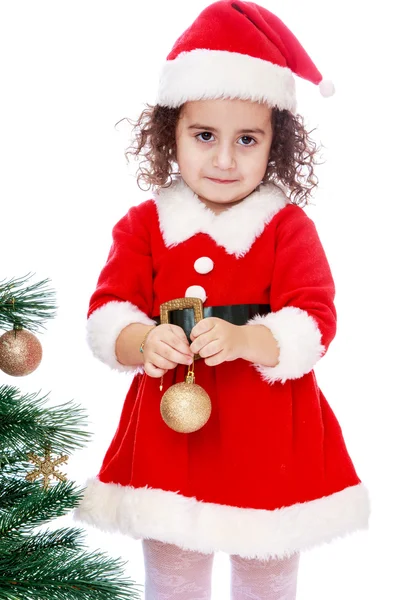 Menina decora a árvore de Natal — Fotografia de Stock