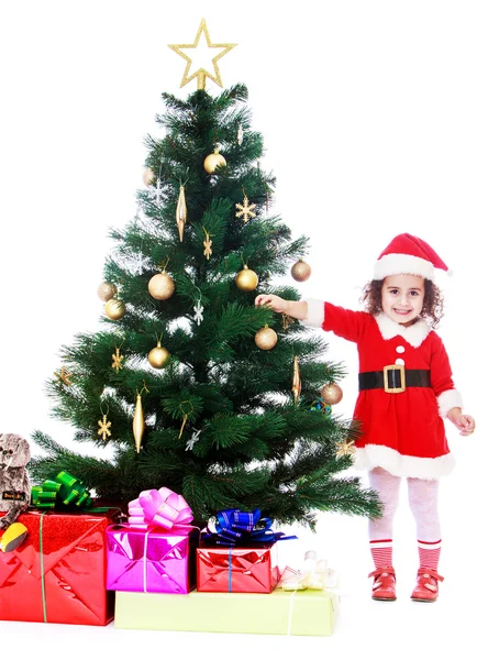 Kız Noel ağacını süslüyor. — Stok fotoğraf