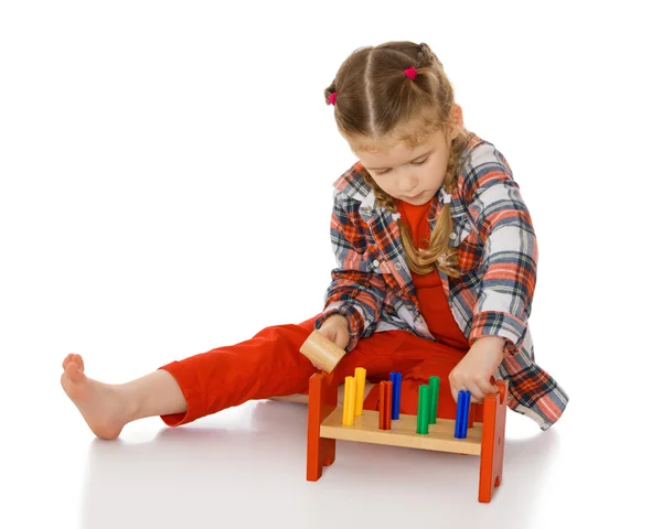 Liten flicka i en Montessori miljö — Stockfoto