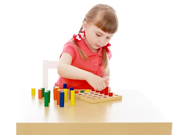 Menina em um ambiente Montessori — Fotografia de Stock