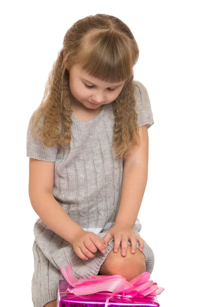 Niña con un regalo —  Fotos de Stock