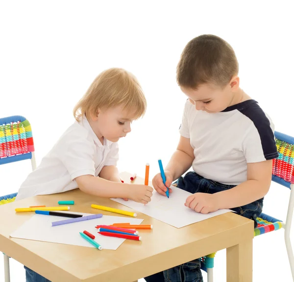 Two boys draws — Stockfoto