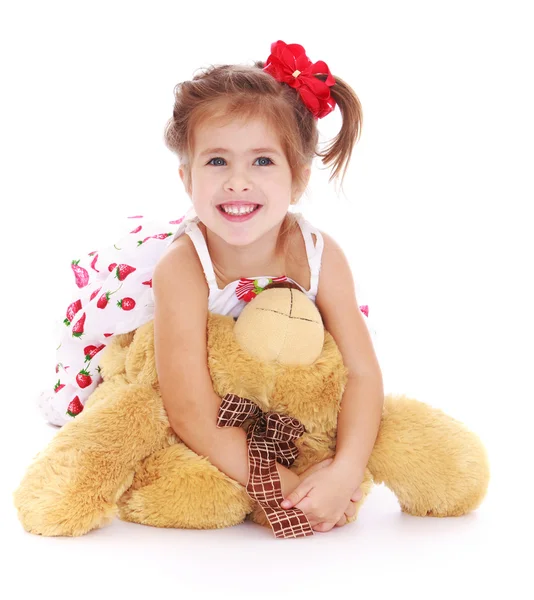 Oyuncak ayısı olan tatlı küçük bir kız. — Stok fotoğraf
