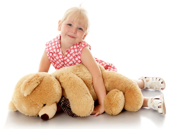 Meisje met teddybeer — Stockfoto