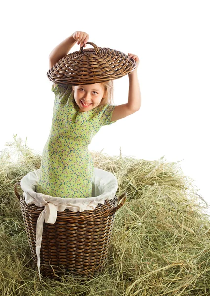 Mädchen im Weidenkorb — Stockfoto