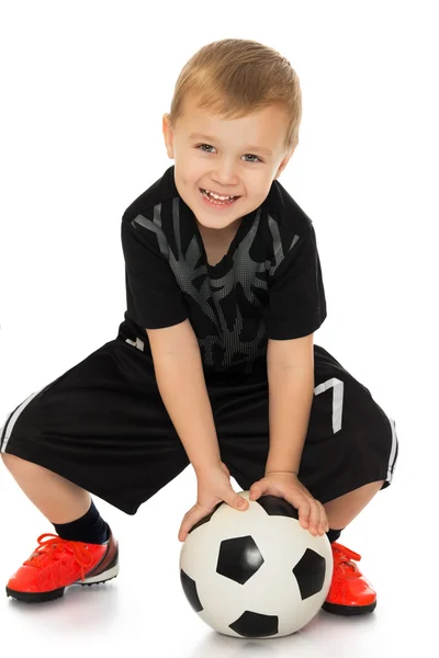 Хлопчик з футбольним м'ячем — стокове фото