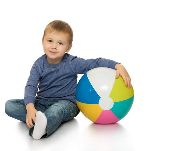 Kleiner Junge umarmt den Ball — Stockfoto
