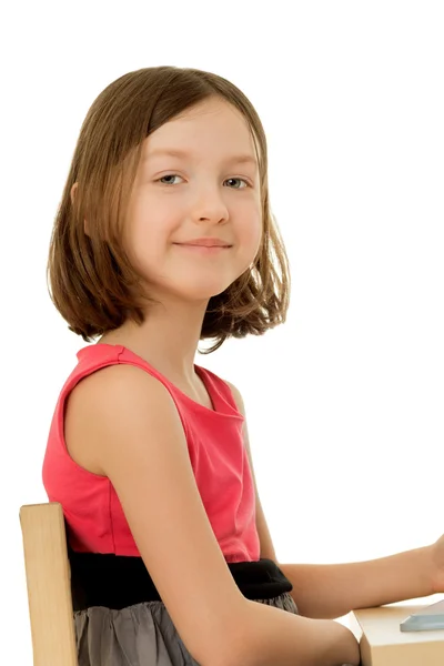 Flickan sitter vid bordet — Stockfoto