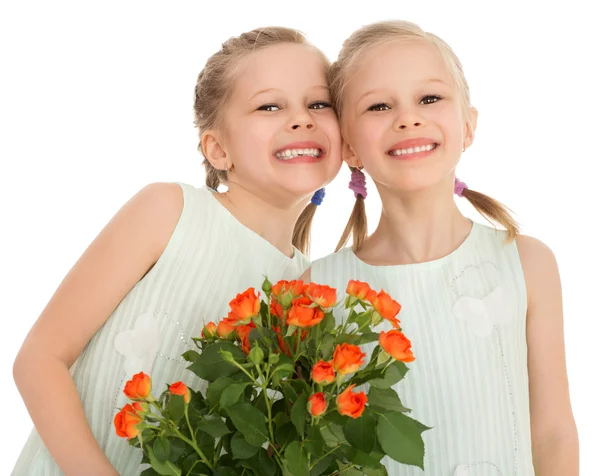 Enfants heureux avec un bouquet de fleurs — Photo