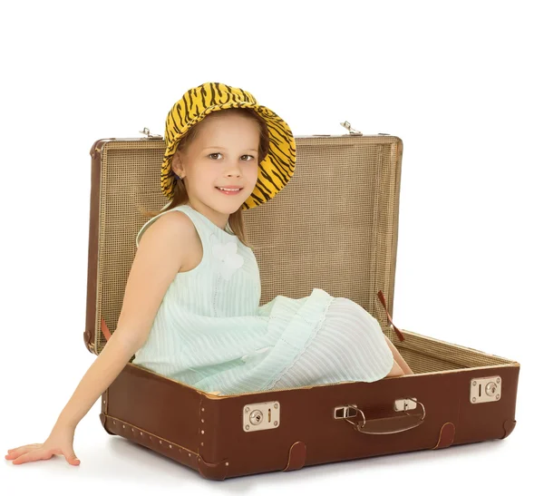 Dziewczyna siedzi w walizce — Zdjęcie stockowe