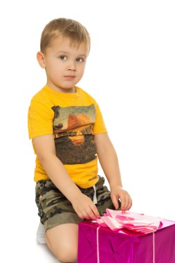 Çocuk bir kutusunu görür