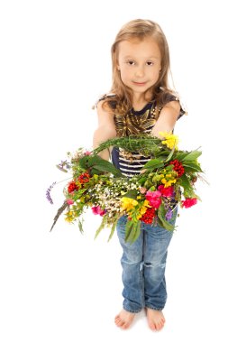 Kız bir çelenk tutuyor ve