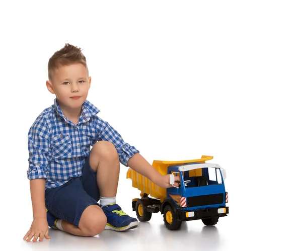 Мальчик играет с машиной — стоковое фото