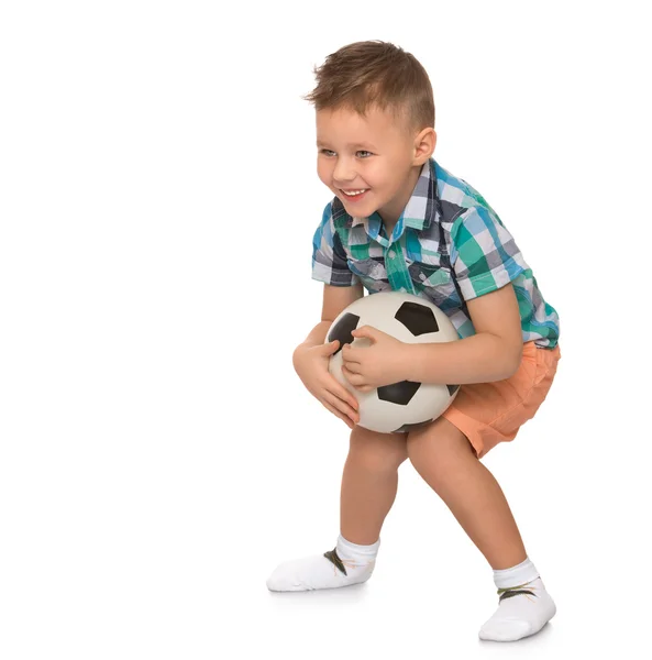 Menino joga com uma bola — Fotografia de Stock