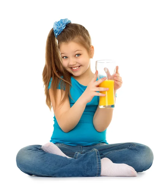女孩与杯果汁 — 图库照片