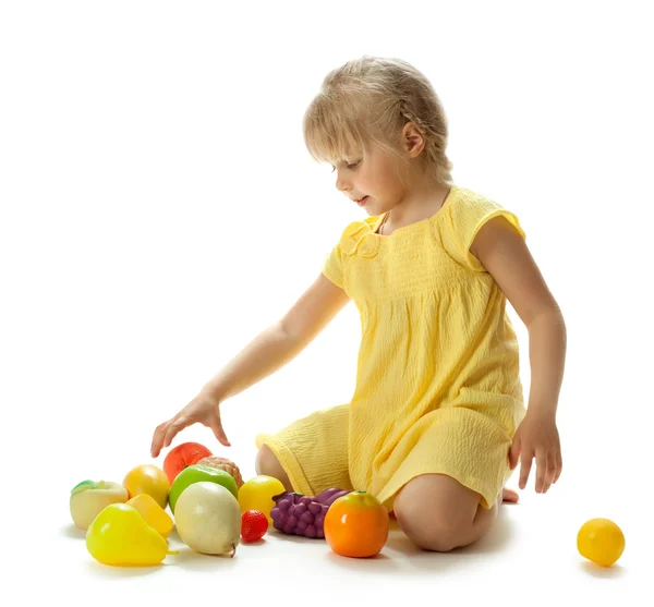 Fille jouer avec des fruits — Photo