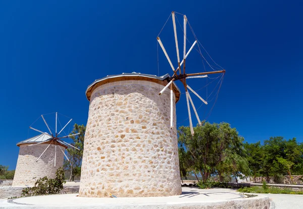 İzmir 'in Alacati kentinde geleneksel yel değirmenleri — Stok fotoğraf