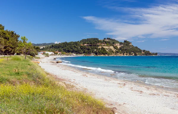 Hermosa playa cerca del pueblo de Possidi, Halkidiki, Grecia Fotos de stock libres de derechos