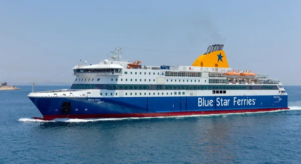 PIRAEUS, GRECIA - 1 de julio de 2016: Barco de ferry "Blue Star Patmos" que entra en el puerto del Pireo el 1 de julio de 2016. Blue Star Patmos es 146 m de largo, tiene una capacidad de 2000 pasajeros y 430 coches . Imagen de stock