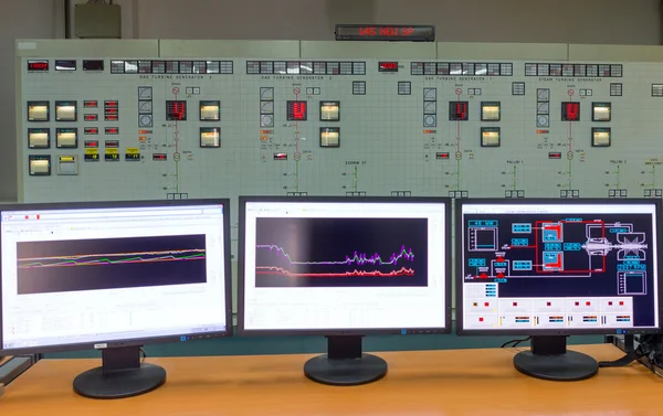 Monitores en una sala de control de una central eléctrica de gas natural Fotos de stock libres de derechos