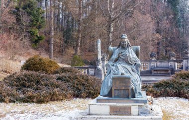 Heykeli Wied Elisabeth, Peles Kalesi Romanya kraliçesi oldu..