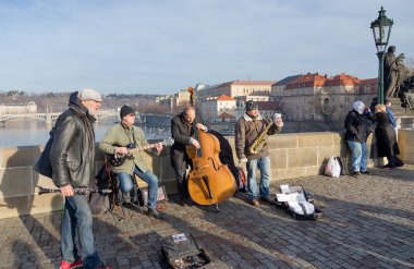müzisyenler canlı performans-charles Köprüsü'nde Prag, Çek Cumhuriyeti