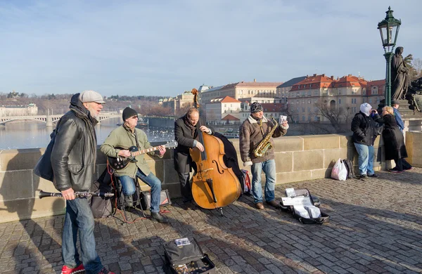 Músicos actúan en vivo en el Puente de Carlos en Praga, República Checa —  Fotos de Stock