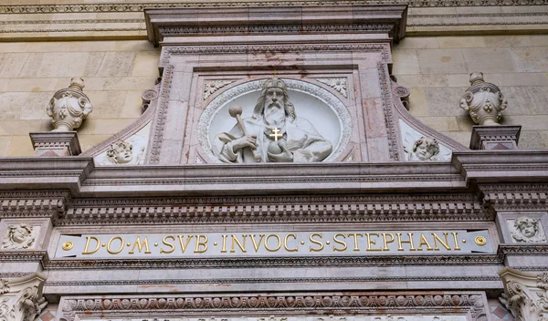 Sculpture of Saint Stephen above the main entrance of Saint Stephen Basilica, Budapest, Hungary — Stock Photo, Image