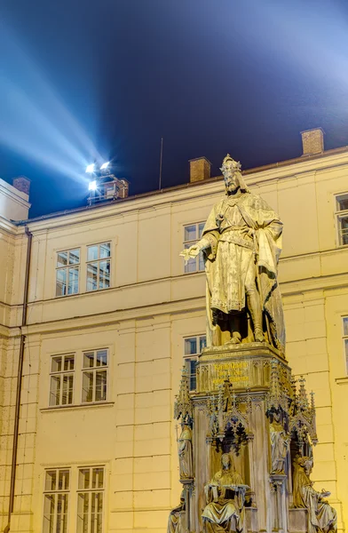 Estatua de Carlos IV por la noche, Praga, República Checa — Foto de Stock