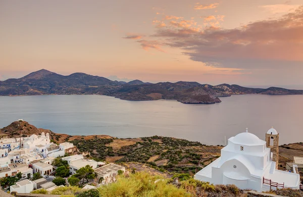 Panagia Thalassitra Kilisesi ve Plaka Köyü günbatımı, Milos Adası, Kiklad Adaları, Yunanistan. — Stok fotoğraf