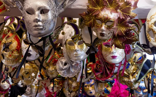 Grupo de coloridas máscaras de carnaval veneciano — Foto de Stock