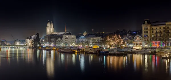 Panoramiczny widok z Zurychu w nocy, Szwajcaria — Zdjęcie stockowe