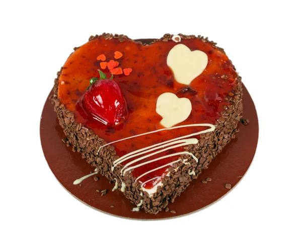 Шоколадный торт в форме сердца с вишней изолирован на белом — стоковое фото