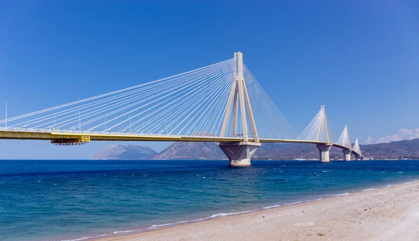 Río Antirrio puente, el cable más largo se quedó puente de cubierta suspendida en el mundo, Peloponeso, Grecia — Foto de Stock