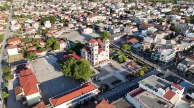 Saint Demetrios Ortodoks Kilisesi, Almyros kasabası, Magnesia, Yunanistan 'ın insansız hava aracı yörüngesi görüntüleri